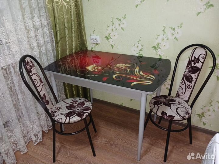 Стол со стульями