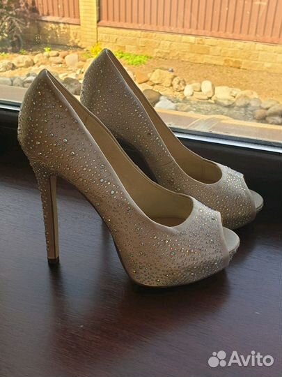 Атласные туфли в стразах