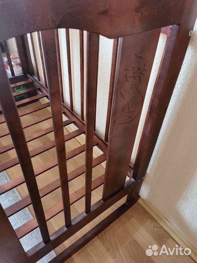 Детская кроватка с маятником