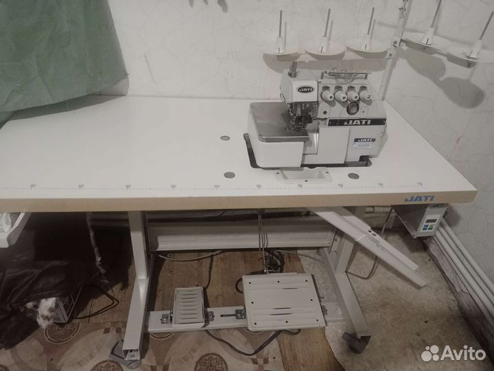Продам пятиниточную швейную машину