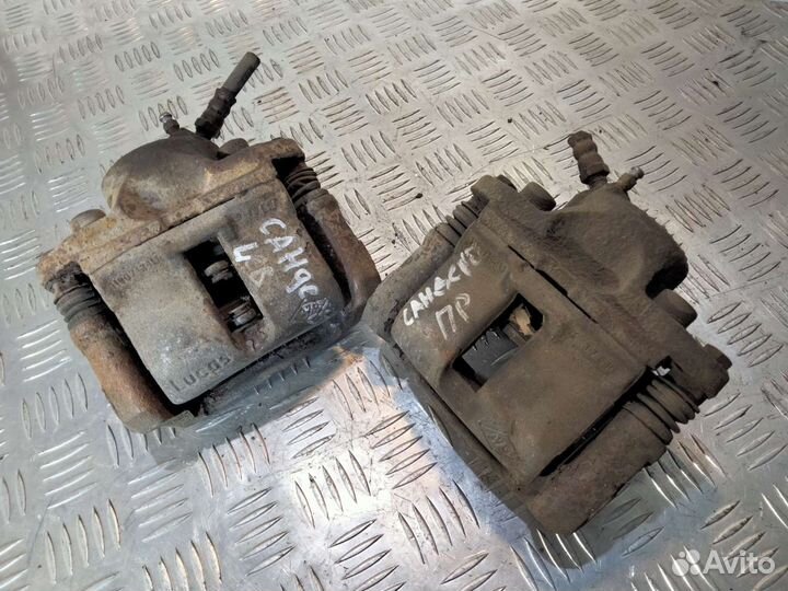 Передний суппорт Renault Sandero