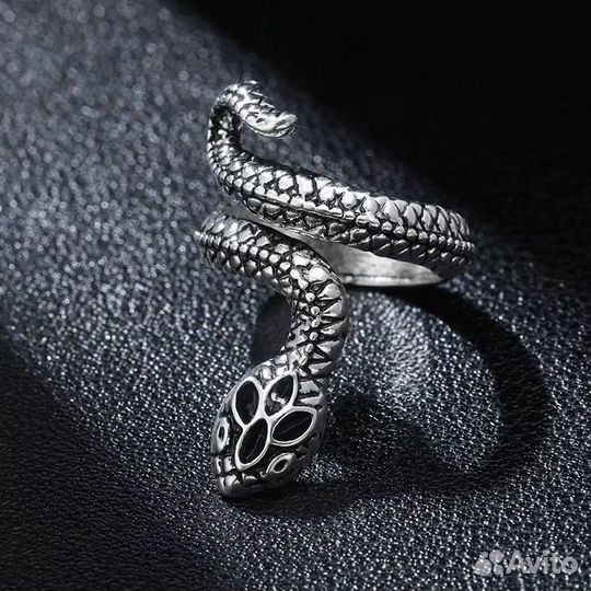 Кольцо унисекс в виде змеи серебряного цвета