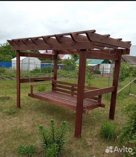 Пергола с подвесными качелями