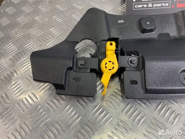 Накладка замка капота передняя Ford Kuga 2G 2015