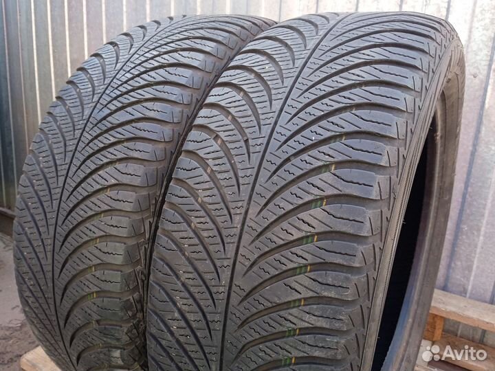 Goodyear Vector 4Seasons Gen-2 215/55 R17