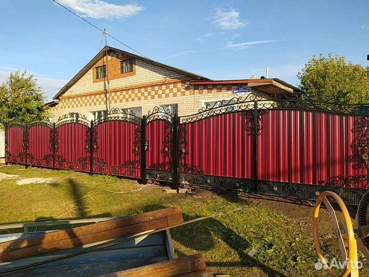 Воротами коваными элементами