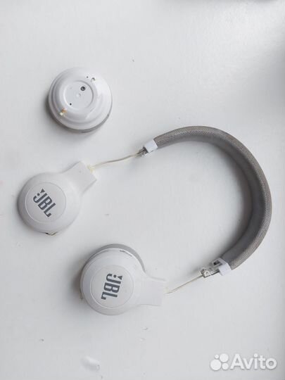 Сломанные наушники JBL