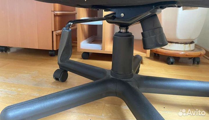 Офисное кожаное кресло