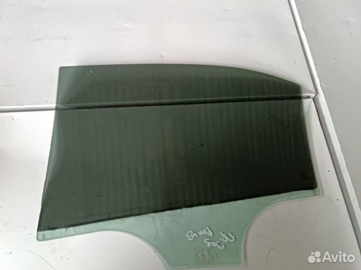 Стекло задней правой двери Skoda Rapid