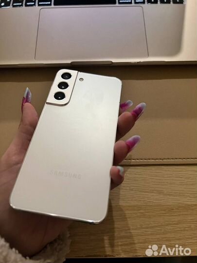 Samsung Galaxy S22, 8/256 ГБ