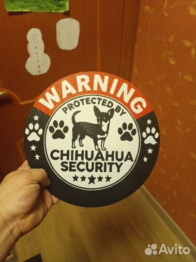 Табличка охраняется чихуахуа