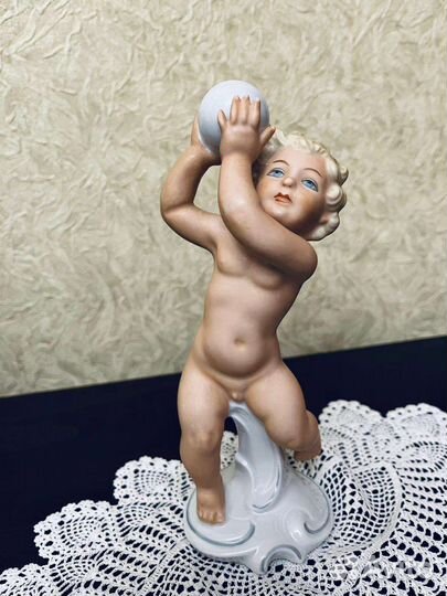 Винтажная фигурка путти с мячом