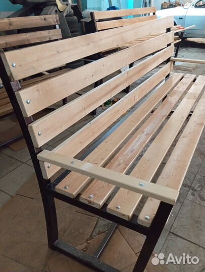 Скамейка садовая деревянная из профильной трубы