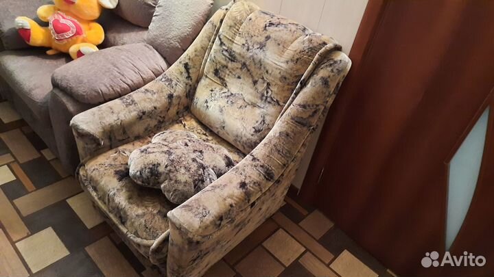 Кресло с пуфиком