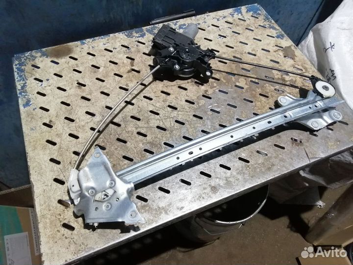 Стеклоподъемник передний левый Toyota RAV4 XA50