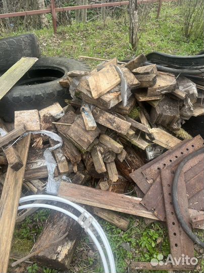 Деревянные доски на дрова