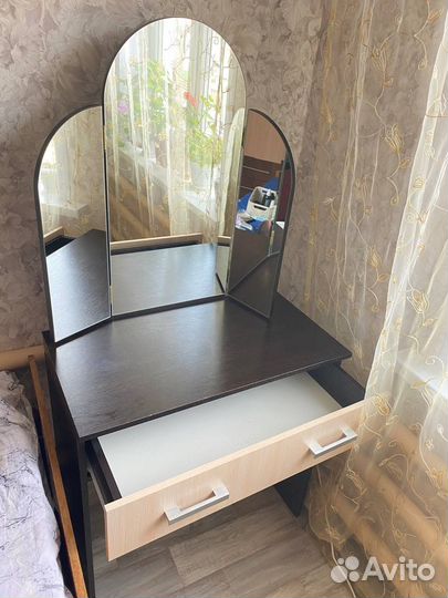 Трюмо с зеркалом