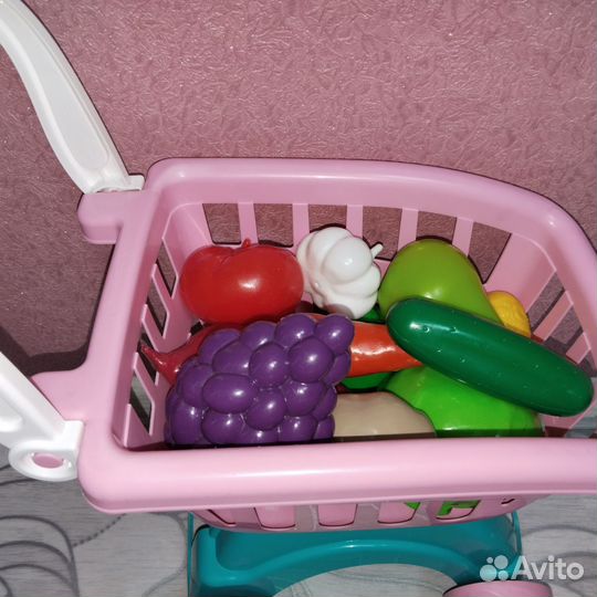 Тележка с овощами и фруктами