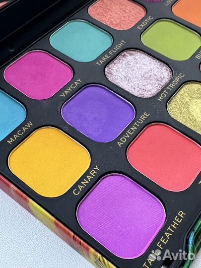 Палитра теней makeup revolution