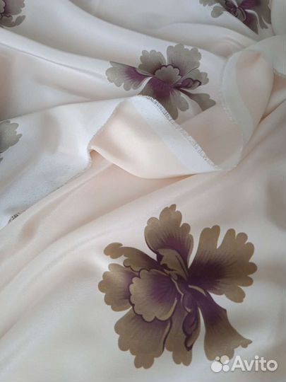 Натуральный шелк и лёгкая шерсть.Италия