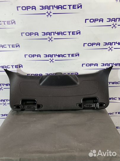 Обшивка двери багажника Ford Focus III