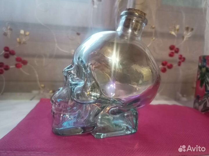 Бутылка стеклянная череп