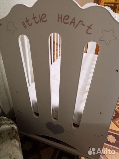 Детская кроватка с маятником и матрасиком