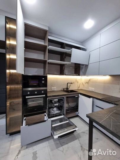 Кухня с подсветкой с барной стойкой