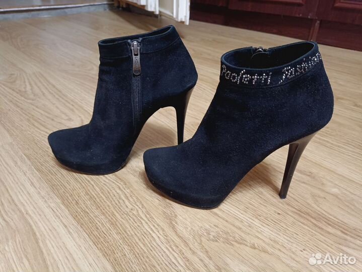 Замшевые ботильоны со стразами Paoletti