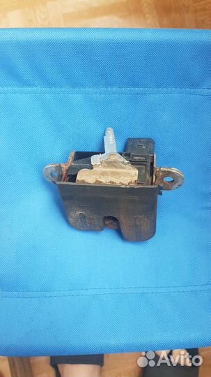 Замок багажника VW Golf 5 1K6827505C