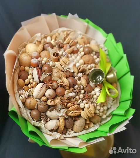 Букет из орехов