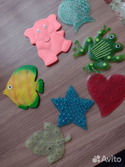 Круг для купания грудничку и коврики в ванну