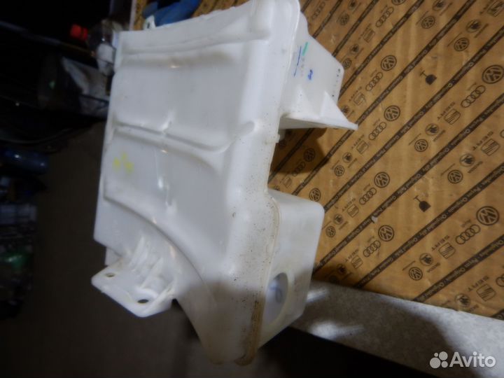 Бачок омывателя Mitsubishi Pajero Sport 3