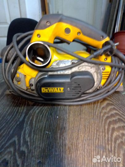 Электрорубанок Dewalt D26501