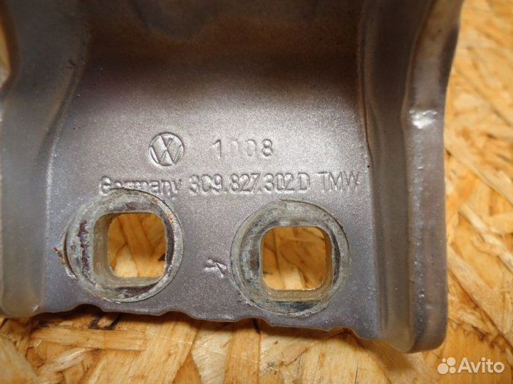 Петля багажника правая Volkswagen Passat B6 BZB