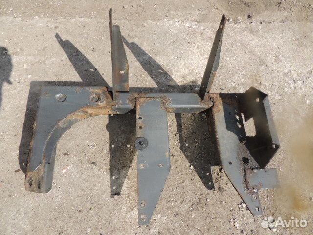 Кронштейн крыла передней оси задней части прав. DA