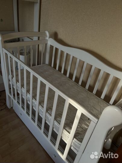 Детская кроватка с маятником и ящиком