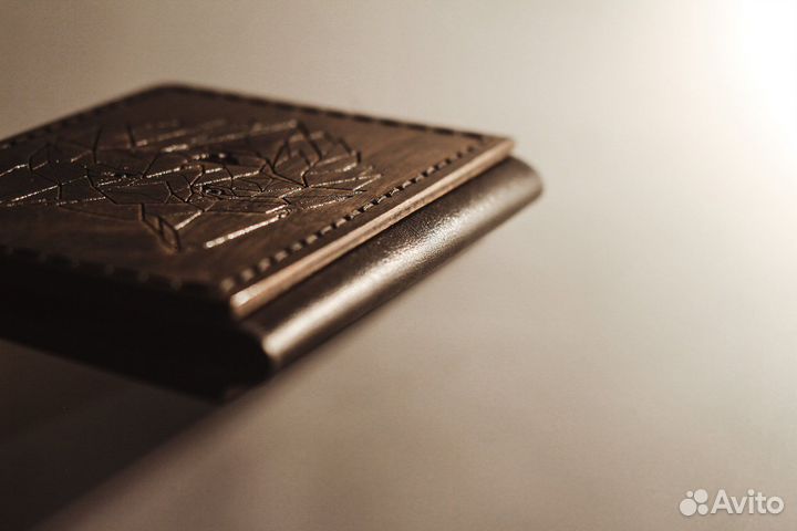 Обложка для документов из дерева и кожи