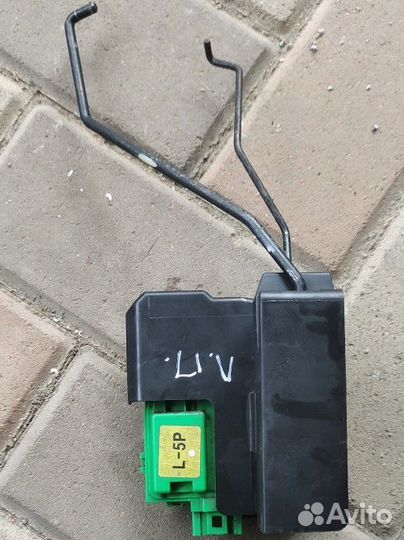 Замок двери левый передний Hyundai Solaris 1