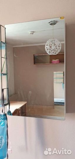 Полка с зеркалом в ванну