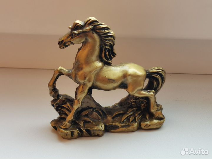 Статуэтка лошадь