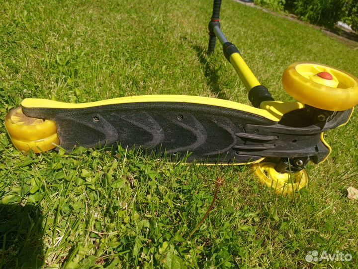 Самокат трехколесный