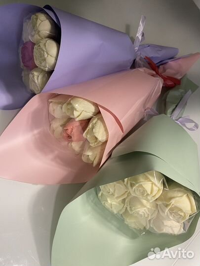 Шоколадные конфеты и цветы ручной работы