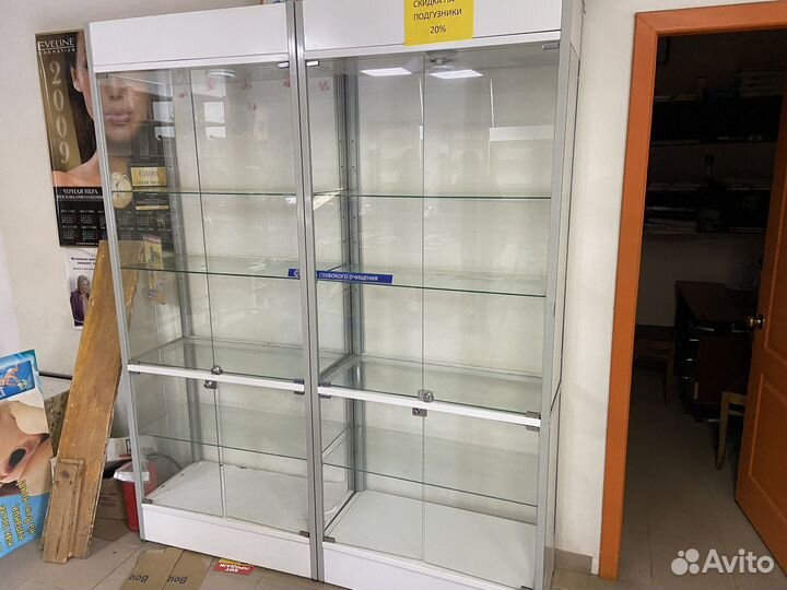 Стеклянная витрина из металлического профиля