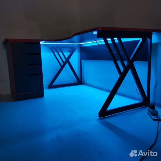 Угловой компьютерный стол с подсветкой