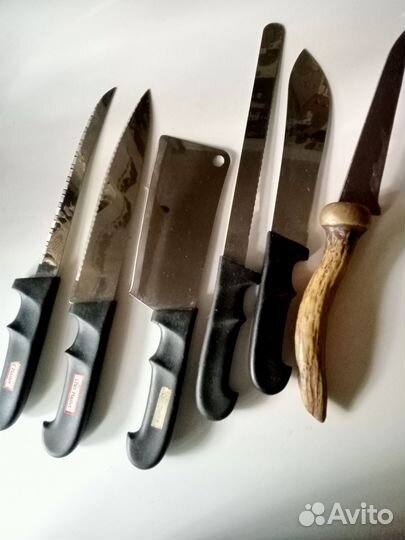 Ножи кухонные разные.Льняная скатерть