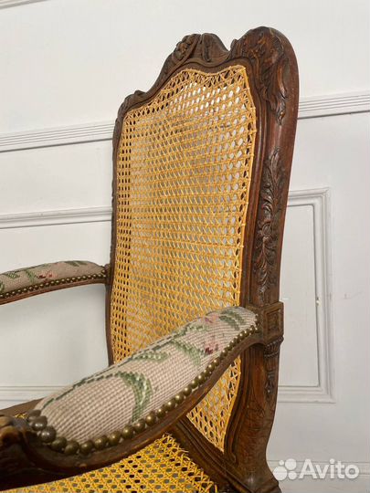 Антикварное кресло с Ротангом