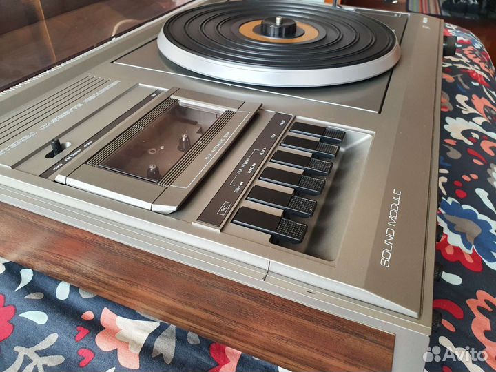 Магнитола Philips с вертушкой винтаж, 70е гг