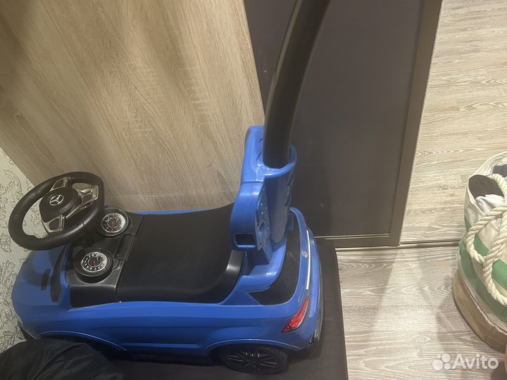 Детская машина каталка с ручкой