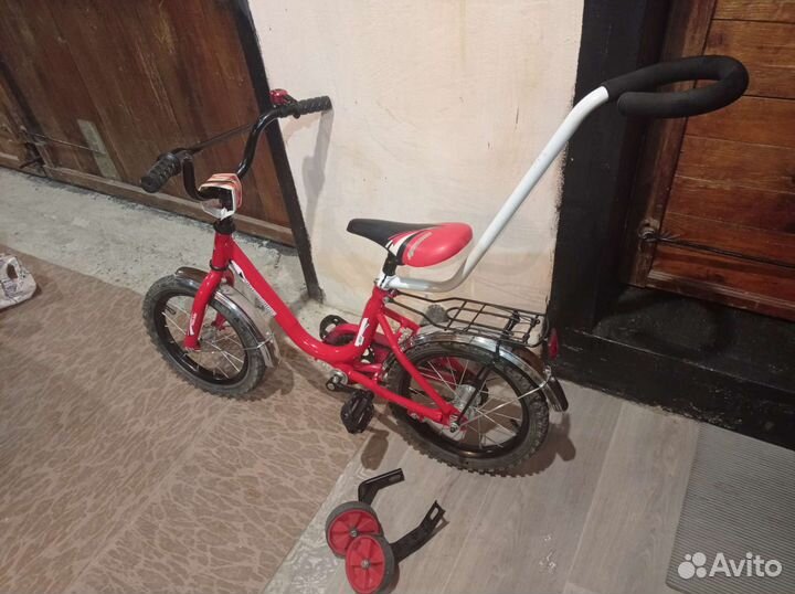 Детский велосипед с ручкой и боковыми колесами